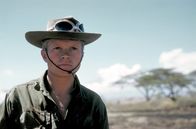 Hatari – Der ehemalige deutsche Rennfahrer Kurt Müller (Hardy Krüger) ist einer der Abenteurer, die in Afrika Erfolg und Nervenkitzel suchen.