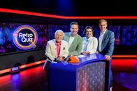 SRF Retro Quiz – (v.li.) Walter Andreas Müller, Moderator Sven Epiney, Maja Brunner und Reto Scherrer im SRF Retro Quiz