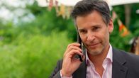 Rote Rosen – Frankas (Birthe Wolter) Worte bewegen etwas in Richard (Florian Odendahl m.) und er bietet Daniel (Daniel Fritz) demütig an, die Emka für ihn zu verlassen, um Daniel (Daniel Fritz) als Freund nicht zu verlieren.