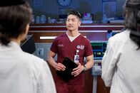 Chicago Med – Chicago Med Staffel 6 Folge 14 Kümmert sich um den Nachwuchs: Brian Tee als Dr. Ethan Choi (M.)