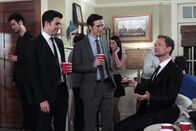 How I Met Your Mother – Barney (Neil Patrick Harris, r.) gibt seine Weisheiten in Sachen Frauen seinen neu gewonnenen Freunden Justin (Brian McElhaney, M.) und Kyle (Nick Kocher, l.) weiter ...
