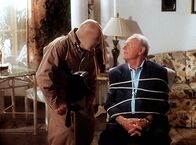 Diagnose: Mord – Tim (Tim Conway, l.), der erfolglose Komiker, hat seinen Ex-Partner Harvey (Harvey Korman, r.) gefesselt, den er aus Eifersucht umbringen will.