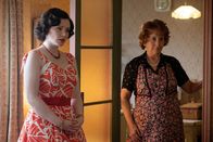 Rocketman – Sheila Dwight (Bryce Dallas Howard, l.); Ivy (Gemma Jones, r.)