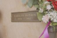 Cold Case – Rosen schmücken das Grab von Marilyn Monroe. Mit nur 36 Jahren fand sie hier in Los Angeles, vor 59 Jahren, ihre letzte Ruhestätte.