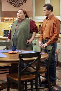 Two and a Half Men – Berta (Conchata Ferrell, l.) und Alan (Jon Cryer, r.) sind überrascht, als Norman plötzlich bei Ihnen auftaucht ...