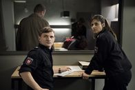 Friesland – Während eines Verhörs erreicht die Polizisten Jens Jensen (Florian Lukas) und Süher Özlügül (Sophie Dal) ein Notruf vom Fischereihafen.