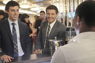 Bones - Die Knochenjägerin – Sweets (John Francis Daley, l.) und Booth (David Boreanaz) versuchen die Identität der Leiche zu klären, die sich vor der Küste von Maryland in einem alten Sklavenschiff verfangen hat.