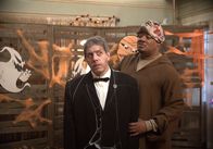Speechless – Jimmy DiMeo (John Ross Bowie, l.); Kenneth (Cedric Yarbrough, r.)