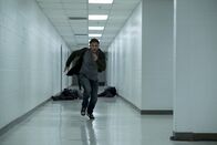 Venom – Eddie (Tom Hardy) sucht sein Heil mal wieder in der Flucht.