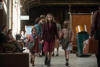 Fannys Reise – Fanny (Léonie Souchaud, Mitte) steckt mit ihren Schwestern Georgette (Juliane Lepoureau, links) und Erika (Fantine Harduin, rechts) auf dem Bahnhof in Annecy fest.