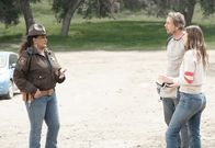 Bless This Mess – (v.l.n.r.) Constance (Pam Grier); Mike (Dax Shepard); Rio (Lake Bell)