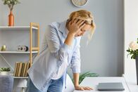 Visite (ARD-alpha) – Betrunkene überarbeitete Frau leidet unter schrecklichen Kopfschmerzen oder Schwindel, lehnt sich auf den Tisch mit Laptop, arbeitet für lange Stunden, muss Schmerzmittel zur Schmerzlinderung nehmen. Gesundheitsprobleme