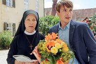 Um Himmels Willen – Ein junger Mann behauptet der Verlobte von Claudia zu sein (v.li.: Janina Hartwig, Sebastian Fischer).