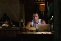 Death in Paradise – Detective Neville Parker (Ralf Little) recherchiert nachts zu einer Person, die im Zusammenhang mit dem Mordfall stehen könnte und macht dabei eine interessante Entdeckung.