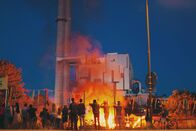 Thin Blue Line – Nach dem Zwischenfall bei der Einweihungsfeier versammeln sich plötzlich viele Menschen beim Gemeindegarten. Flammen lodern und die Bewohner im Viertel sehen, wie sich das hoch gelobte Projekt in Rauch auflöst.