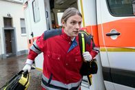 Tatort – Rettungssanitäter Oliver Lahnstein (Axel Schreiber) ist im Einsatz: Auf dem Spielplatz liegt ein bewusstloses Mädchen.