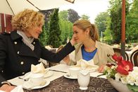 Sturm der Liebe – Natascha (Melanie Wiegmann, l.); Marlene (Lucy Scherer, r.)
