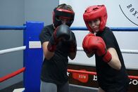Die Sportmacher – Keine Chance? Susanne versucht mit Regeländerungen Boxerin Lisa (15) zu schlagen.