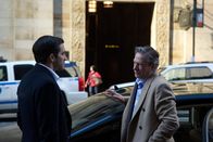 Demolition – Der Tipp seines Schwiegervaters und Chefs Phil (Chris Cooper, r.), dass er zuerst sein altes Leben komplett auseinandernehmen muss, eher er ein neues beginnen kann, bringt den erfolgreichen Wall Street Banker Davis Mitchell (Jake Gyllenhaal, l.) zunächst an seine Grenzen. Doch dann lernt er einen hemmungslosen Teenager kennen ...