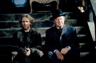 Schneller als der Tod – Früher waren Herod (Gene Hackman, re.) und Cort (Russell Crowe, li.) wie Brüder, während der Tyrann heute seinen reuigen Kumpanen lieber in Ketten hält.