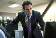Ringer – Eine Überwachungskamera hat die vermeintliche Siobhan aufgenommen, als sie Bridgets Tasche aus einem Schließfach holt. FBI-Agent Victor Machado (Nestor Carbonell) will der Sache auf den Grund gehen ...