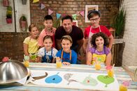 Schmatzo - Kochen mit WOW – Was zaubert Fernsehkoch Alex Kumptner unter seiner Speiseglocke hervor? Die Koch-Kids sind gespannt.