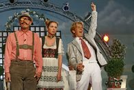 Switch Reloaded – Stimmungskanone Florian Silbereisen (Michael Kessler, r.) begrüßt die Seidelheimer Sodomisten (Michael Müller, l. und Susanne Pätzold, M.) beim Herbstfest der Volksmusik ...