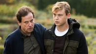 Der Usedom-Krimi – Michi (Dennis Mojen) ist geschockt: Jörn Sievers (Christian Kuchenbuch) informiert seinen Sohn über Saschas Tod.