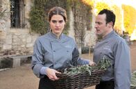 Alles Klara – Melanie Franke (Morgane Ferru, l.) wird von Peter Fröhlich (Sascha Tschorn, r.) bedrängt.