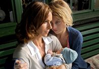 Aus Liebe zu Dir – Adriana (Isabell Gerschke, rechts) ahnt nicht, was ihre Mutter Sophia (Christina Plate) durchmacht.