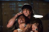 John Rambo – Ohne viele Worte erledigt er einen Feind nach dem anderen: Rambo (Sylvester Stallone, r.) ...