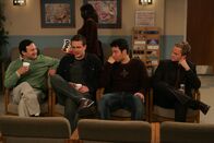 How I Met Your Mother – Für Ted (Josh Radnor, M.), Marshall (Jason Segel, 2.v.l.), Barney (Neil Patrick Harris, 2.v.r.), Stuart (Matt Boren, l.) und Treasure (Erin Cardillo, r.) endet die Junggesellenparty ganz anderes als geplant ...