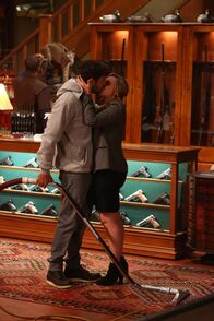 Last Man Standing – Kristin (Amanda Fuller, r.) fängt an, ihren Freund Ryan (Jordan Masterson, l.) mit dem smarten John Baker zu vergleichen, mit ungeahnten Folgen ...