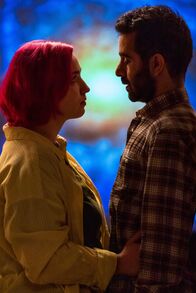 WIR – Katha (Bineta Hansen) und Emre (Erol Afsin) kommen sich näher.
