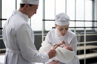 Charité – Dr. Artur Waldhausen (Artjom Gilz, l.) und seine Frau Anni (Mala Emde, r.) halten die Erkrankung ihrer Tochter Karin geheim.