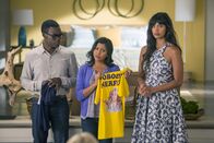 The Good Place – v.l.n.r.) , Chidi (William Jackson Harper), Eleanor (Tiya Sircar) und Tahani (Jameela Jamil) versucht Eleanor gute Taten zu vollbringen, um im "Good Place" bleiben zu dürfen ...