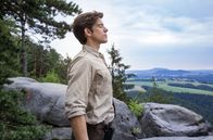 Der Ranger - Paradies Heimat – Ranger Jonas Waldek (Philipp Danne) an einer Felswand im Elbsandsteingebirge.