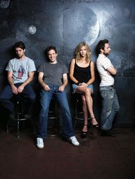 It's Always Sunny in Philadelphia – (1. Staffel) - Besitzen eine Bar in Philadelphia, in der es etwas anders zugeht: Mac (Rob McElhenney, l.), Charlie (Charlie Day, r.), Dennis (Glenn Howerton, 2.v.l.) und Dee (Kaitlin Olson, 2.v.r.) ...