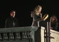 Ghost Whisperer - Stimmen aus dem Jenseits – Eli (Jamie Kennedy, l.) und Melinda (Jennifer Love Hewitt, r.) helfen Morgan (Hilary Duff, M.) dabei, endgültig Abschied von ihrem Mann zu nehmen ...