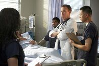 Scrubs - Die Anfänger – (v.li.) Aziz Ansari (Ed), John C. McGinley (Dr. Perry Cox).