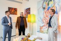 Die Rosenheim-Cops – Professor Leonhard Bülow (Michael von Au, r.) berichtet den Kommissaren Hansen (Igor Jeftić, l.) und Stadler (Dieter Fischer, M.) von der Zusammenarbeit mit dem ermordeten Kollegen.