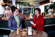 SOKO Linz – Mariella Traberger (Anja Pichler, l.), die Schwester der Toten, wendet sich mit einem möglicherweise interessanten Fund an Joe (Katharina Stemberger, r.). In der Nähe des Beach-Clubs hat sie ein Foto gefunden, auf dem Livias Freund Lorenzo zu erkennen ist.