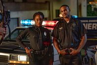 9-1-1 Notruf L.A. – Athena (Pepi Sonuga, l.); Emmett Washington (Jeff Pierre, r.)