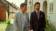 Rote Rosen – Richard (Florian Odendahl l.) nutzt Mo (Yunus Cumartpay) als Spielball seiner Intrigen: Er verrät Julius (Jan Stapelfeldt r.), dass Mo (Yunus Cumartpay) vor der Insolvenz steht, und der "Heidesommer"-Duft seine letzte Rettung ist.