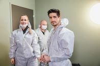 Einstein – Einstein am Tatort: Wenn die Wissenschaft Verbrecher jagt Maya Wauschkuhn und Tobias Müller, im Hintergrund Michael Kammer, Schusswaffenexperte der Kantonspolizei Bern Copyright: SRF/Matthias Willi
