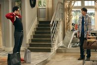 Two and a Half Men – Ermuntert durch Walden (Ashton Kutcher, r.), entschließt sich Alan (Jon Cryer, l.) dazu, seinen Look zu ändern ...