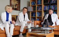 In aller Freundschaft – Nachdem Chefarzt Dr. Kai Hoffmann Kathrin (Andrea Kathrin Loewig, li.) und Martin (Bernhard Bettermann, 2.v.li.) einen geplanten Eingriff wegen eines zu hohen Risikos untersagt hat, suchen die beiden Klinikleiter Dr. Roland Heilmann (Thomas Rühmann, re.) auf. Roland entscheidet auf Martins Kompetenz zu vertrauen und genehmigt die OP.
