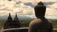 Superbauten – Mitten im indonesischen Dschungel findet sich die vielleicht längste Bildergeschichte der Welt an der größten buddhistischen Tempelanlage der Welt in Borobodur. Über fast fünf Kilometer erstrecken sind die Reliefs an den Tempelwänden, die Szenen aus den Leben Buddhas und der Erbauer erzählen.