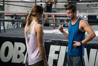 Der Killer Trainer – Melissa (Hannah Barefoot, l.); Trey (Adam Huber, r.)