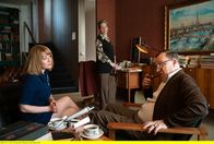Alice (NDR) – Alice (Nina Gummich) mit Jean Paul Sarte (Charlie Nelson) und Simone de Beauvoir (Sarah Chaumette).